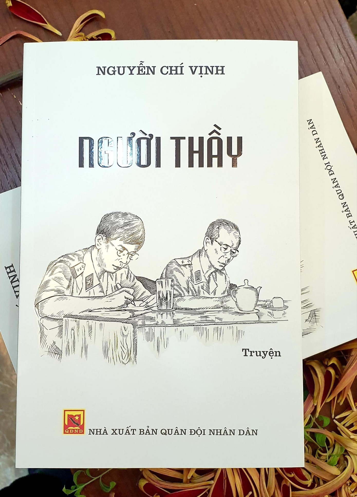 Người thầy lôi cuốn độc giả không chỉ ở chuyện tình báo. Ảnh: KỲ SƠN