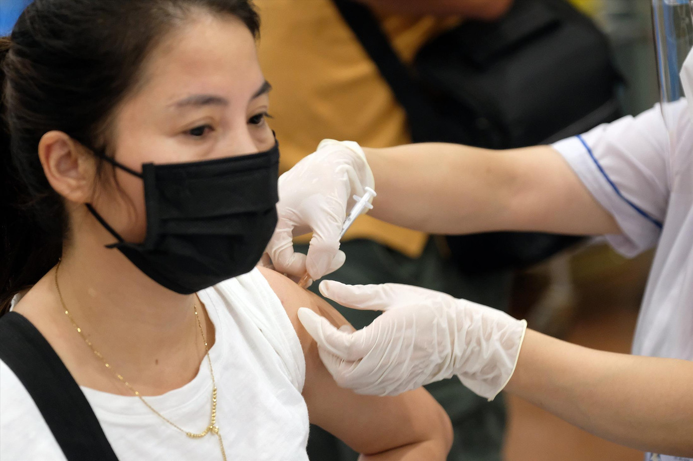 Cần thiết tiêm vắc xin phòng COVID-19. Ảnh: Hoàng Mạnh Thắng