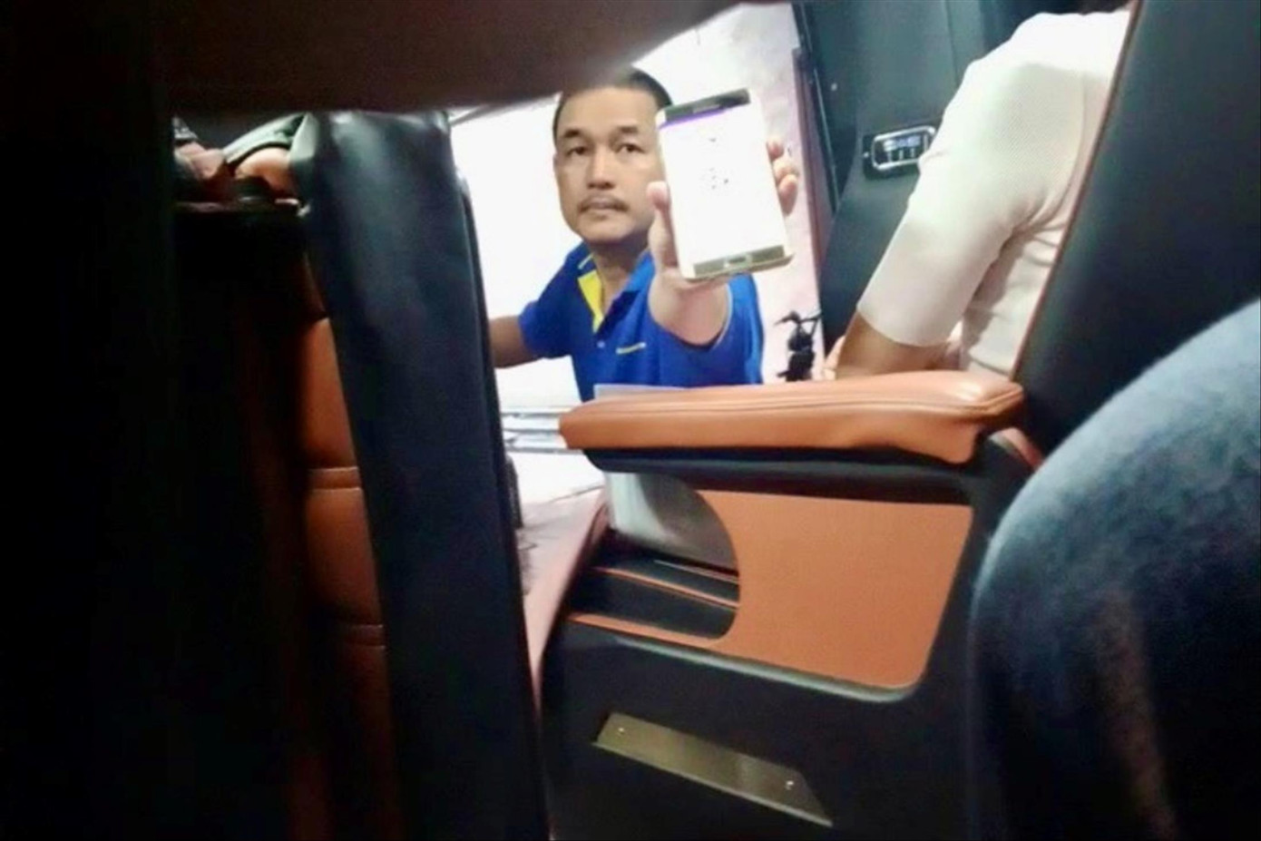 Nhân viên văn phòng của nhà xe Trần Anh tất bật đón khách. Ảnh: Minh Trí