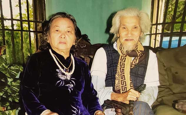 Nhà thơ Hữu Loan với người vợ sau