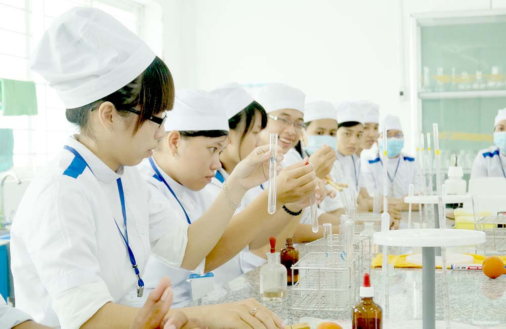Sinh viên ngành Dược học thực hành tại phòng thí nghiệm