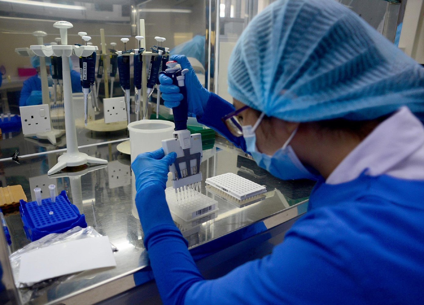 Nhân viên y tế tại Bệnh viện Bệnh nhiệt đới TPHCM xét nghiệm SARS-CoV-2. Ảnh: Vân Sơn Nhân viên y tế tại Bệnh viện Bệnh nhiệt đới TPHCM xét nghiệm SARS-CoV-2. Ảnh: Vân Sơn