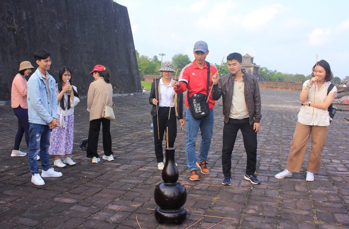 Trải nghiệm trò chơi đầu hồ khiến nhiều du khách thích thú. Ảnh: Thu Loan Nguyễn Trải nghiệm trò chơi đầu hồ khiến nhiều du khách thích thú. Ảnh: Thu Loan Nguyễn
