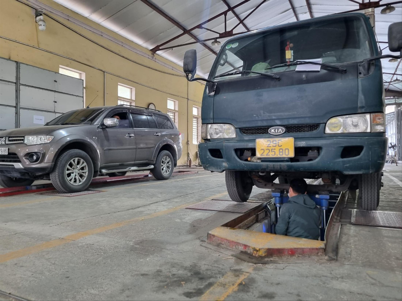 Thưa vắng nhân sự trong nhiều trung tâm đăng kiểm. Ảnh: Ngọc Mai