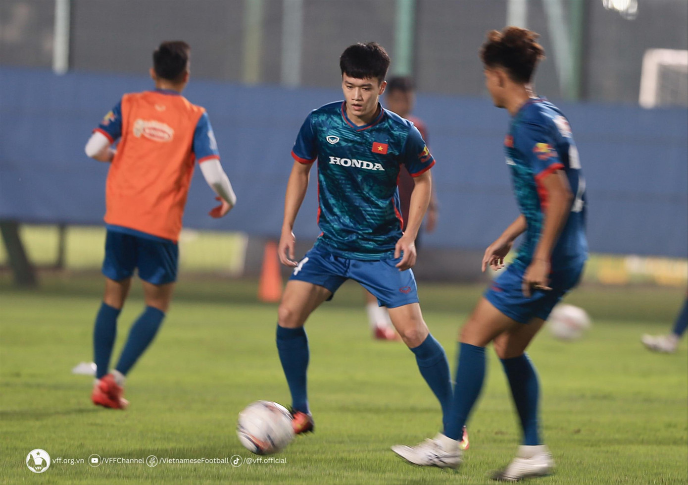 ĐT Việt Nam tích cực tập luyện trong buổi tối 7/11. Ảnh: Đoàn Nhật ĐT Việt Nam tích cực tập luyện trong buổi tối 7/11. Ảnh: Đoàn Nhật