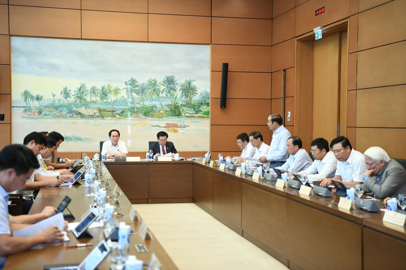 Các đại biểu thảo luận ở tổ cho ý kiến Luật Bảo hiểm xã hội sửa đổi. Ảnh Như Ý Các đại biểu thảo luận ở tổ cho ý kiến Luật Bảo hiểm xã hội sửa đổi. Ảnh Như Ý