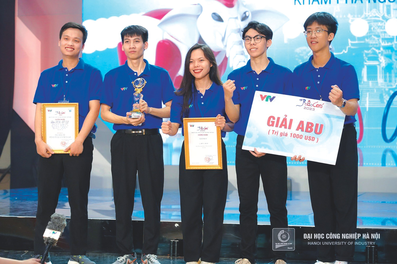 Các thành viên của DCN - ĐT 02 vô địch cuộc thi Robocon Việt Nam 2023