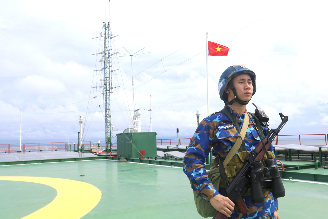 Chiến sỹ trẻ Võ Sỹ An Nguyên đang thực hiện nhiệm vụ tại Nhà giàn DK1/9