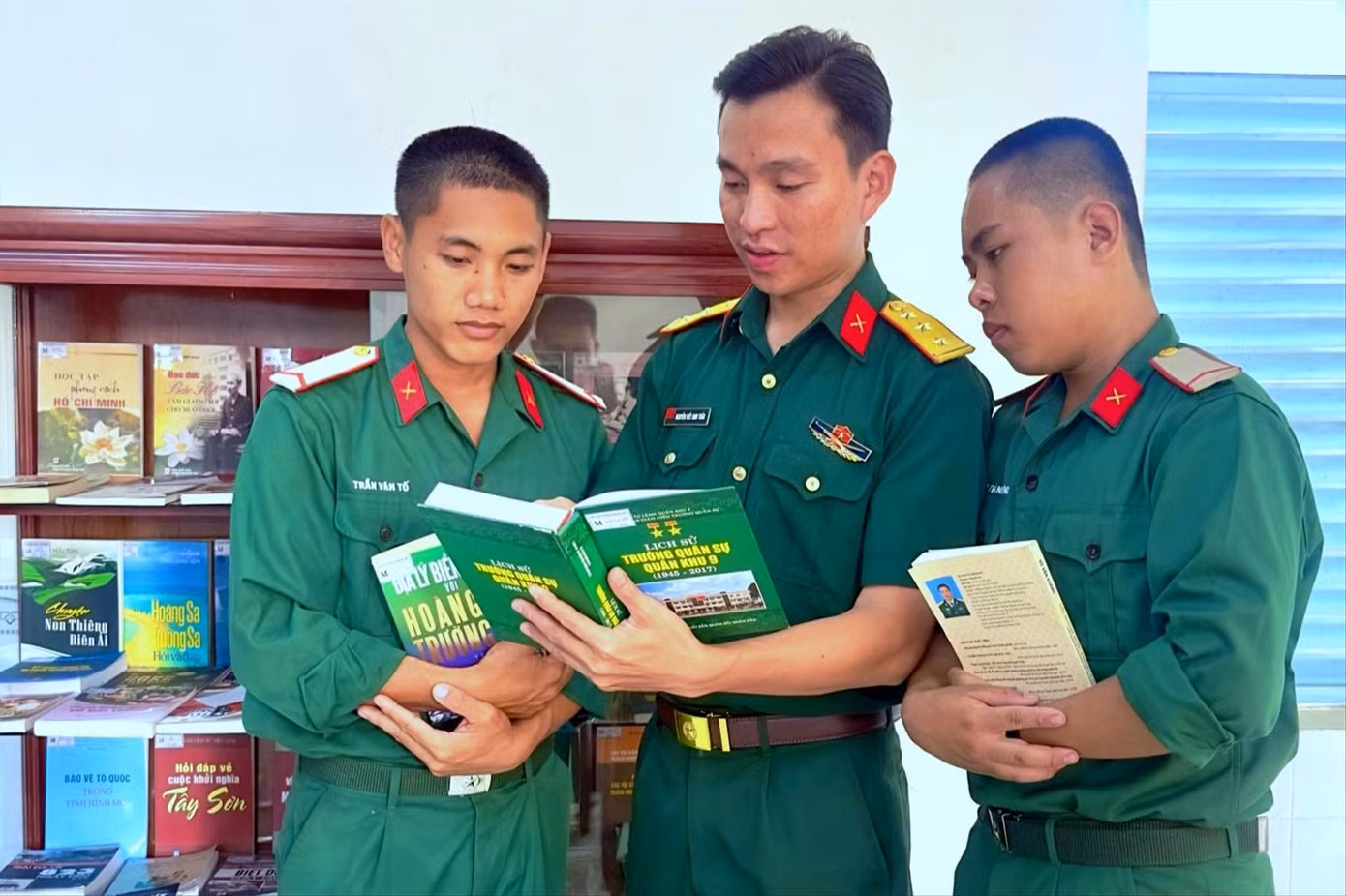 Thượng úy Nguyễn Viết Anh Tuấn (đứng giữa) bên “Tủ sách quân nhân” ở đơn vị Thượng úy Nguyễn Viết Anh Tuấn (đứng giữa) bên “Tủ sách quân nhân” ở đơn vị