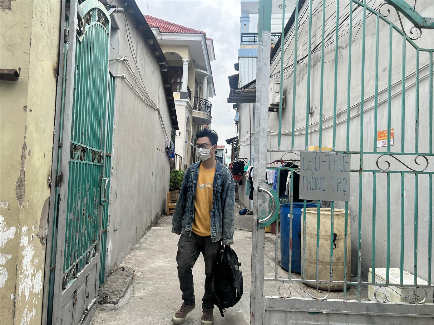 Một khu trọ đường Tỉnh lộ 10 (quận Bình Tân) treo bảng cho thuê phòng nhiều tháng nay nhưng hầu như không có người thuê. Ảnh: U.P