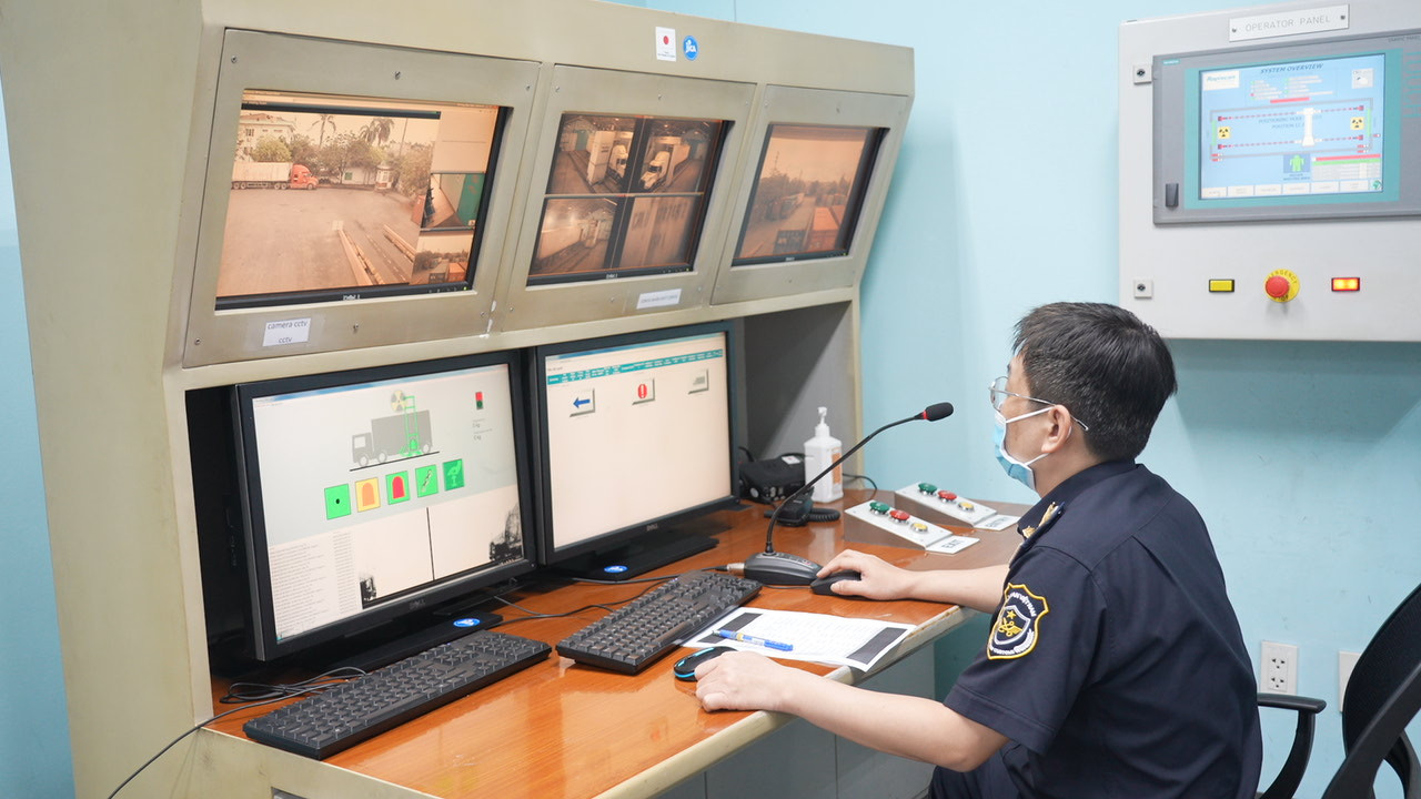 Ngành Hải quan ứng dụng máy soi chiếu hiện đại kiểm soát hàng hóa xuất nhập khẩu