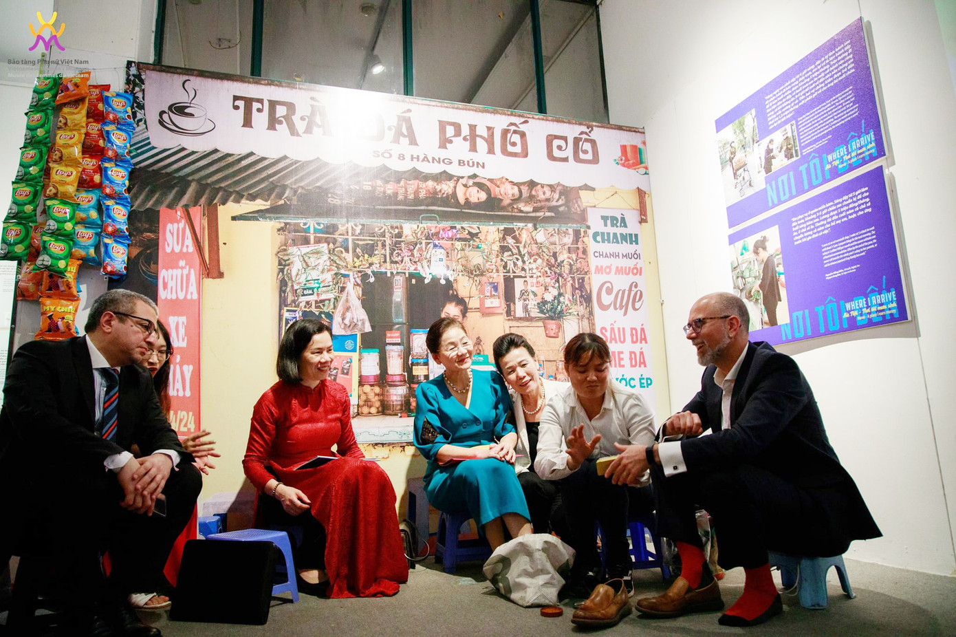 Khách tham quan trải nghiệm công việc đánh giày cùng chị Đỗ Thị Tươi (áo trắng, thứ 2 từ phải sang)