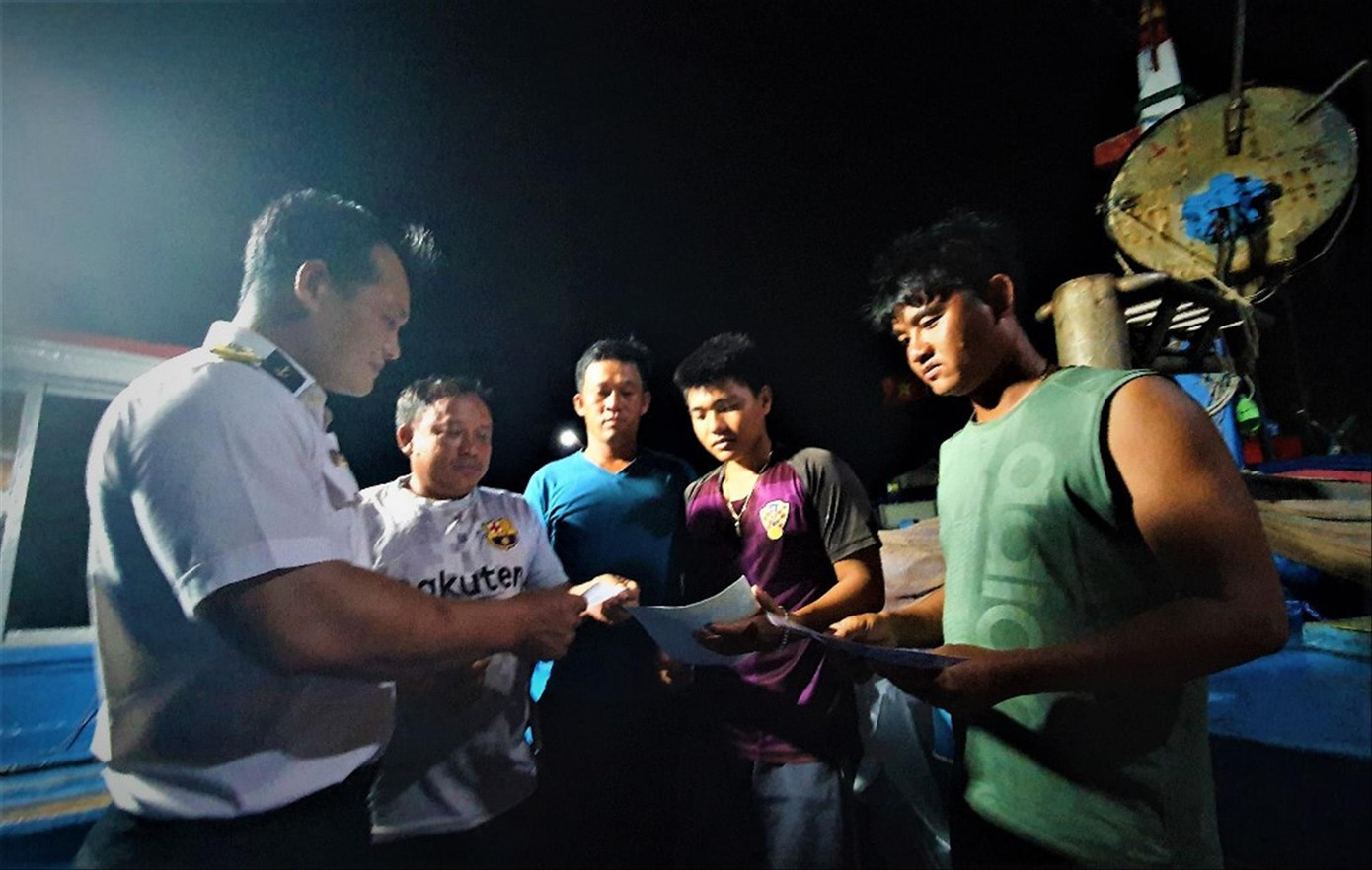 Tuyên truyền cho ngư dân tại âu tàu Trường Sa