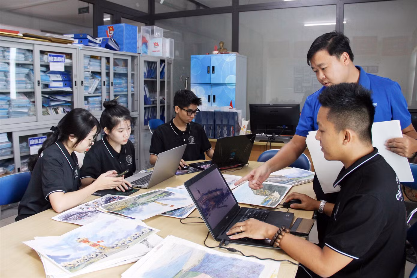 Các bạn trẻ lựa chọn, sắp xếp các bức tranh về huyện đảo Lý Sơn để xây dựng kho tranh kí họa số. Ảnh: Giang Thanh Các bạn trẻ lựa chọn, sắp xếp các bức tranh về huyện đảo Lý Sơn để xây dựng kho tranh kí họa số. Ảnh: Giang Thanh
