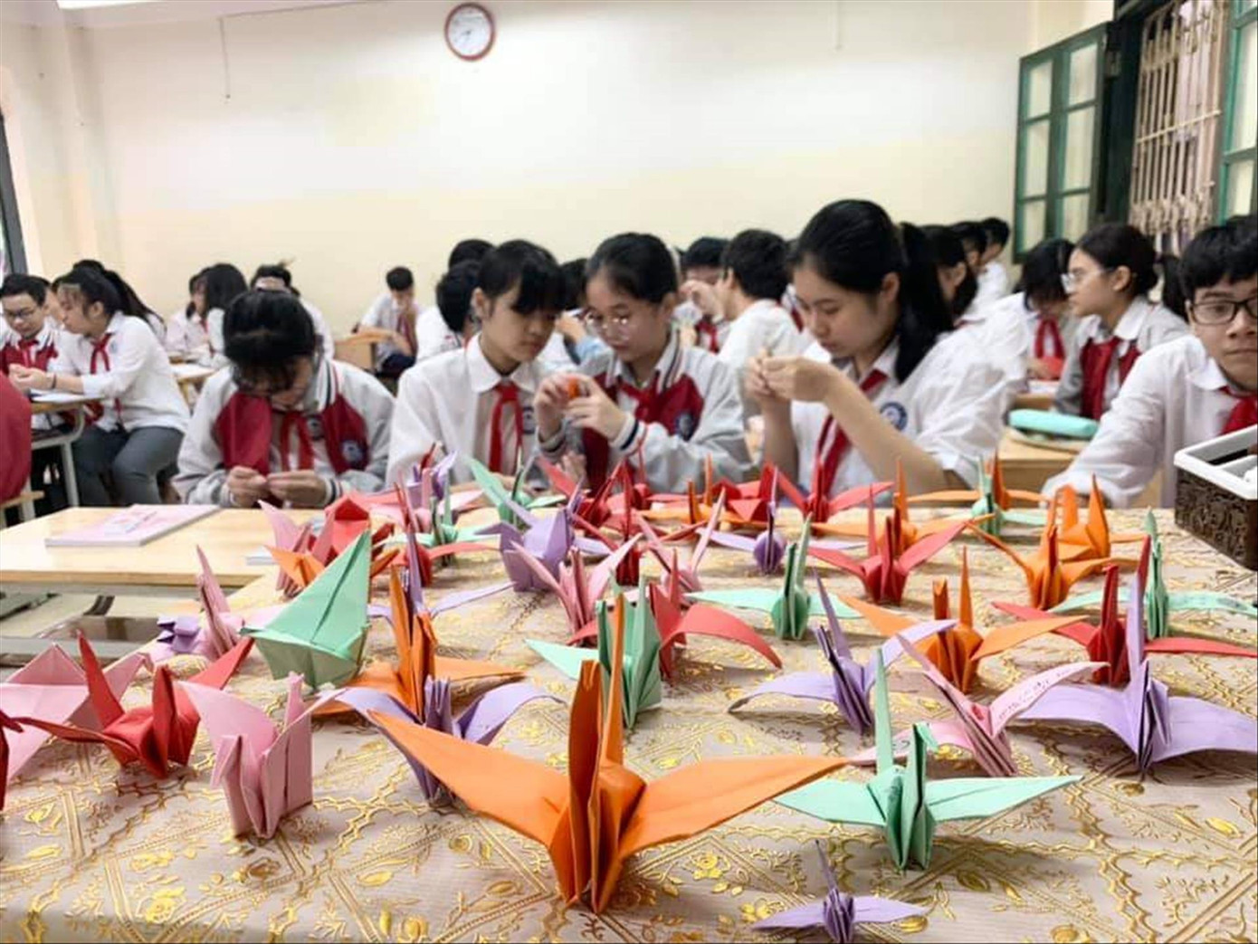 Học sinh Trường THCS Chu Văn An, Tây Hồ, Hà Nội gấp hạc giấy nhắn gửi chia sẻ tới các bạn học sinh vùng lũ. Ảnh: Nghiêm Huê Học sinh Trường THCS Chu Văn An, Tây Hồ, Hà Nội gấp hạc giấy nhắn gửi chia sẻ tới các bạn học sinh vùng lũ. Ảnh: Nghiêm Huê