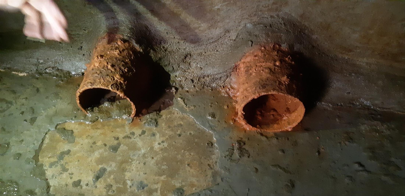 Đường ống tại bể mái của các tòa nhà KĐT Thanh Hà trong tình trạng gỉ sét, vôi hóa