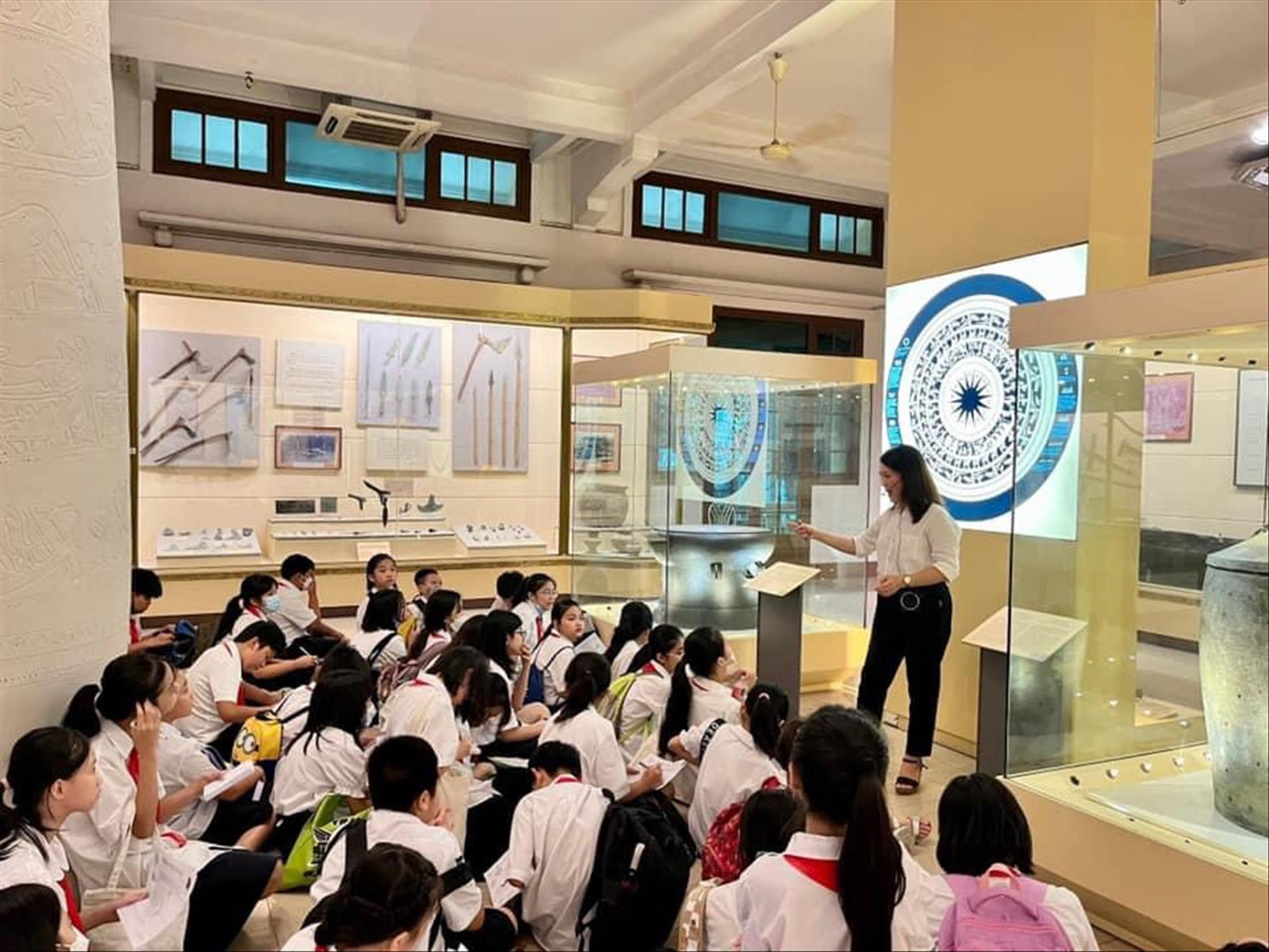 Học sinh Trường THCS Trưng Vương trong một buổi học Lịch sử tại Bảo tàng Lịch sử Quốc gia. Học sinh Trường THCS Trưng Vương trong một buổi học Lịch sử tại Bảo tàng Lịch sử Quốc gia.