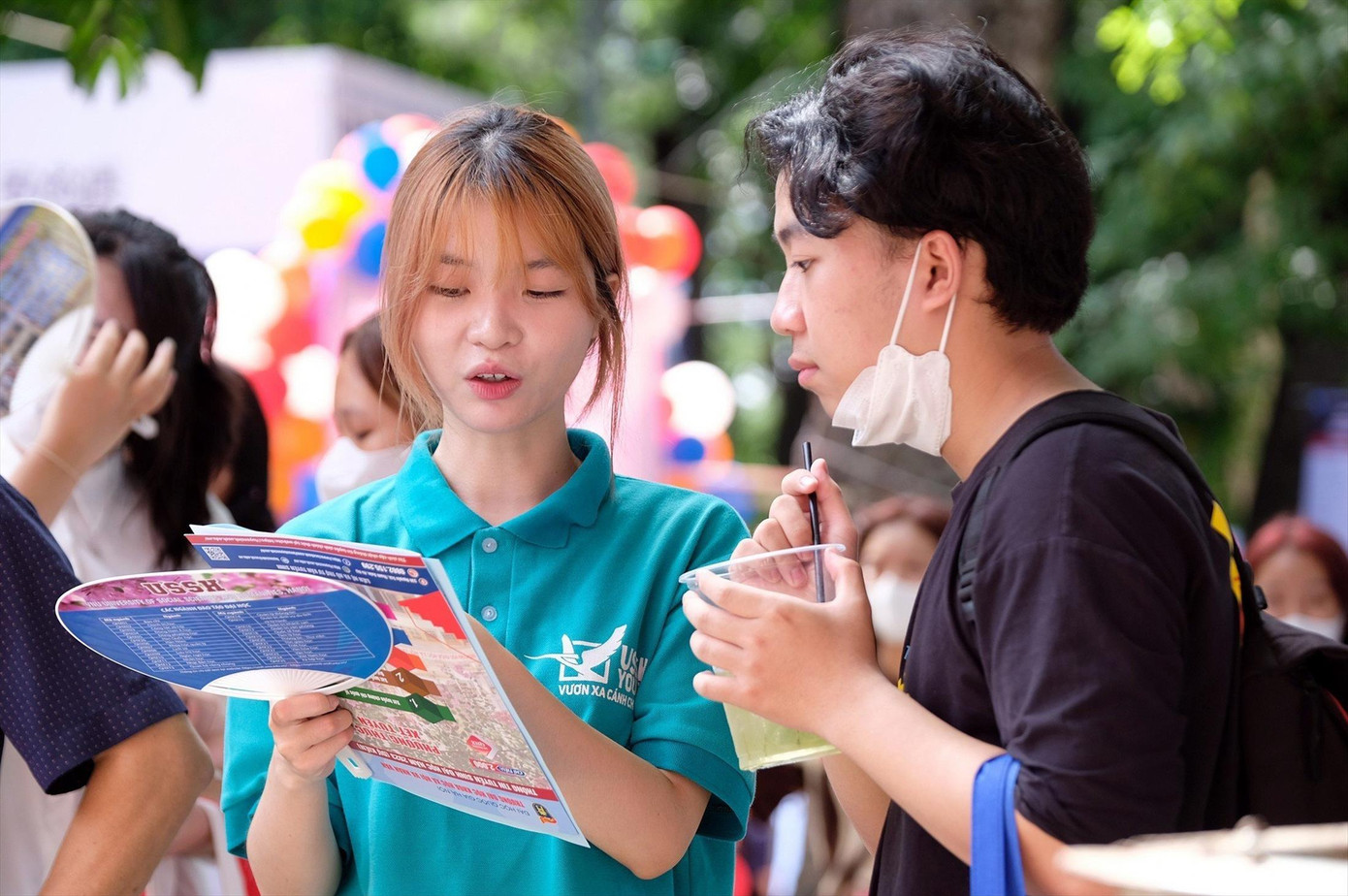 Thí sinh tại Ngày hội tư vấn nguyện vọng xét tuyển ĐH, CĐ 2023. Ảnh: Mạnh Thắng