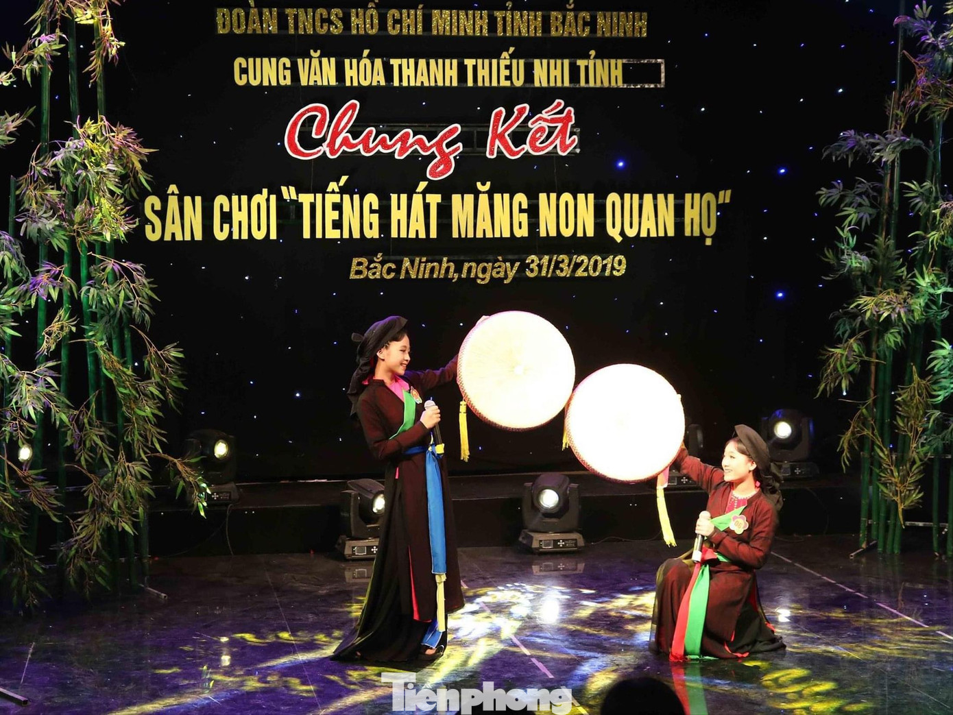 Các bạn trẻ hào hứng tham gia sân chơi “Tiếng hát măng non quan họ”