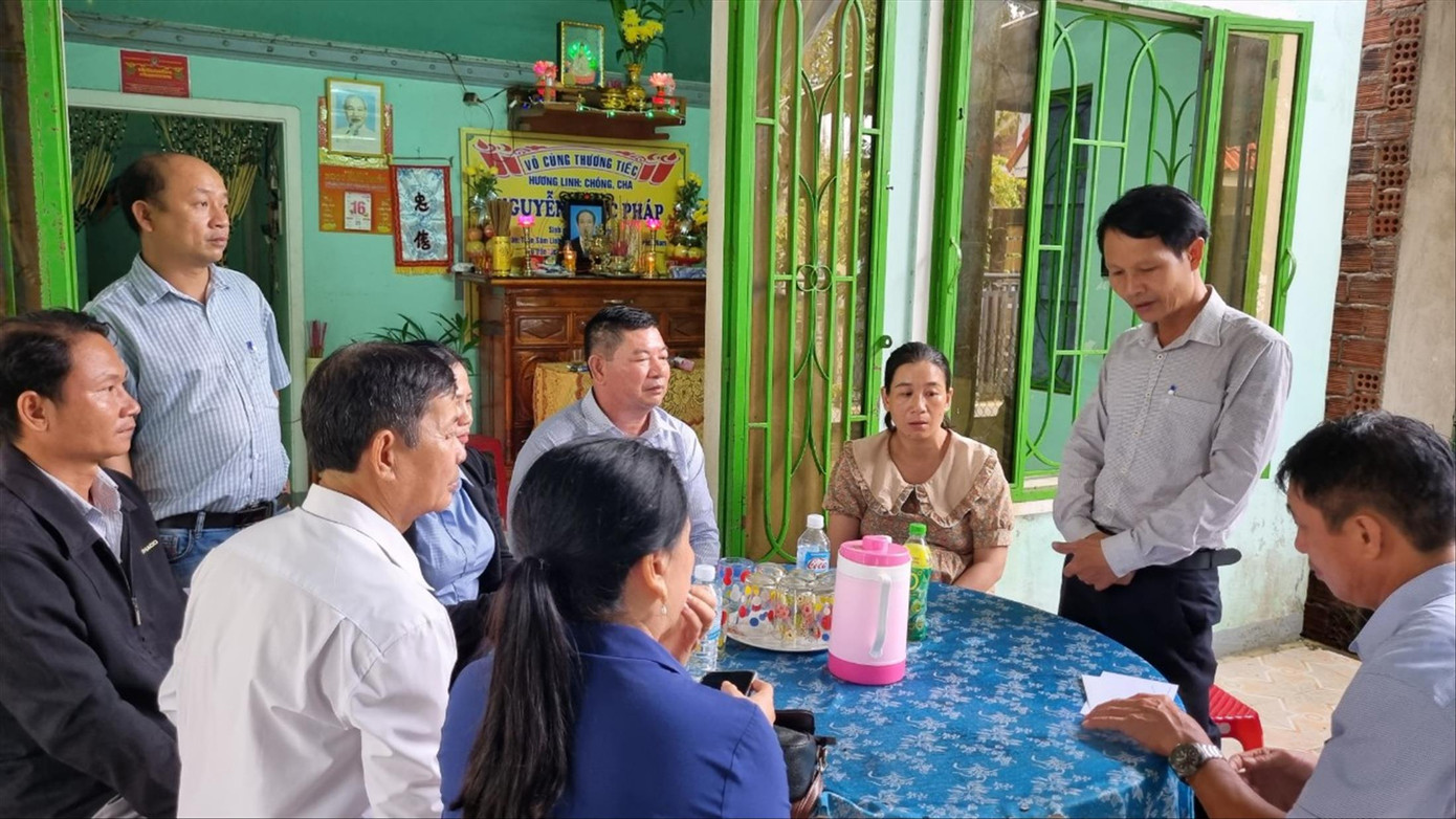 Đại diện chính quyền địa phương đến thăm hỏi, động viên và chia buồn cùng gia đình ngư dân mất tích. Ảnh: Hoài Văn