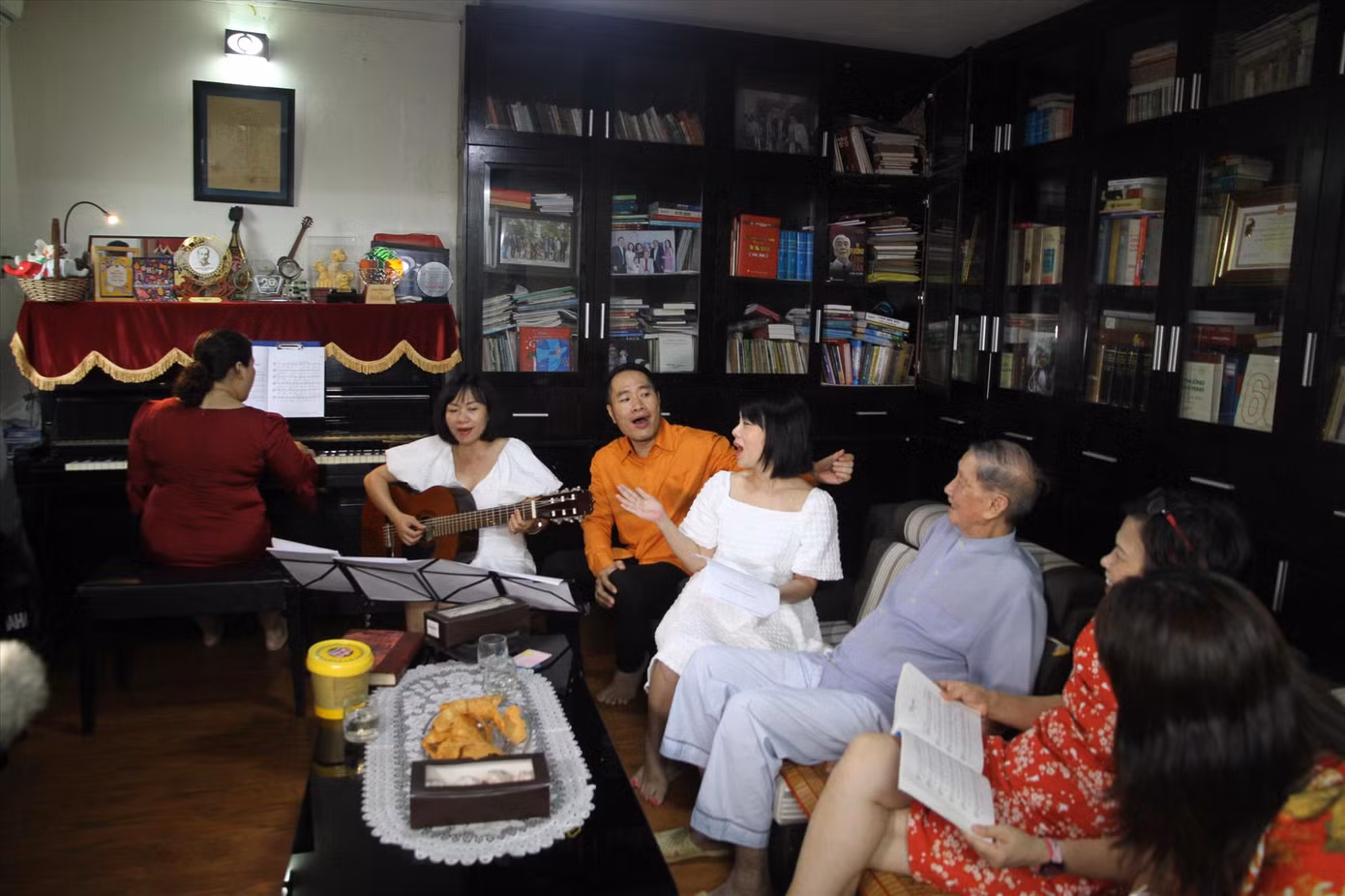 Nhóm Dragon Plus hát cho “nhạc sĩ của tuổi thơ” nghe sáng tác của chính ông