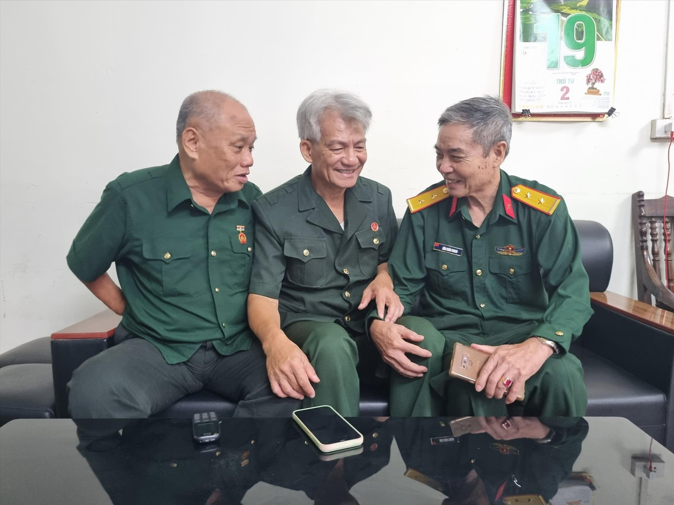 Ông Phạm Văn Thảo (người ngồi giữa) động viên anh em thương binh đang làm việc tại doanh nghiệp Ông Phạm Văn Thảo (người ngồi giữa) động viên anh em thương binh đang làm việc tại doanh nghiệp