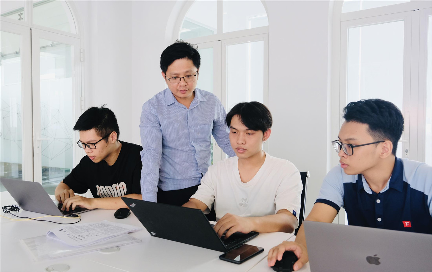 TS Trịnh Văn Chiến, giảng viên trường Công nghệ thông tin và Truyền thông (ĐH Bách khoa Hà Nội) hướng dẫn sinh viên nghiên cứu khoa học.