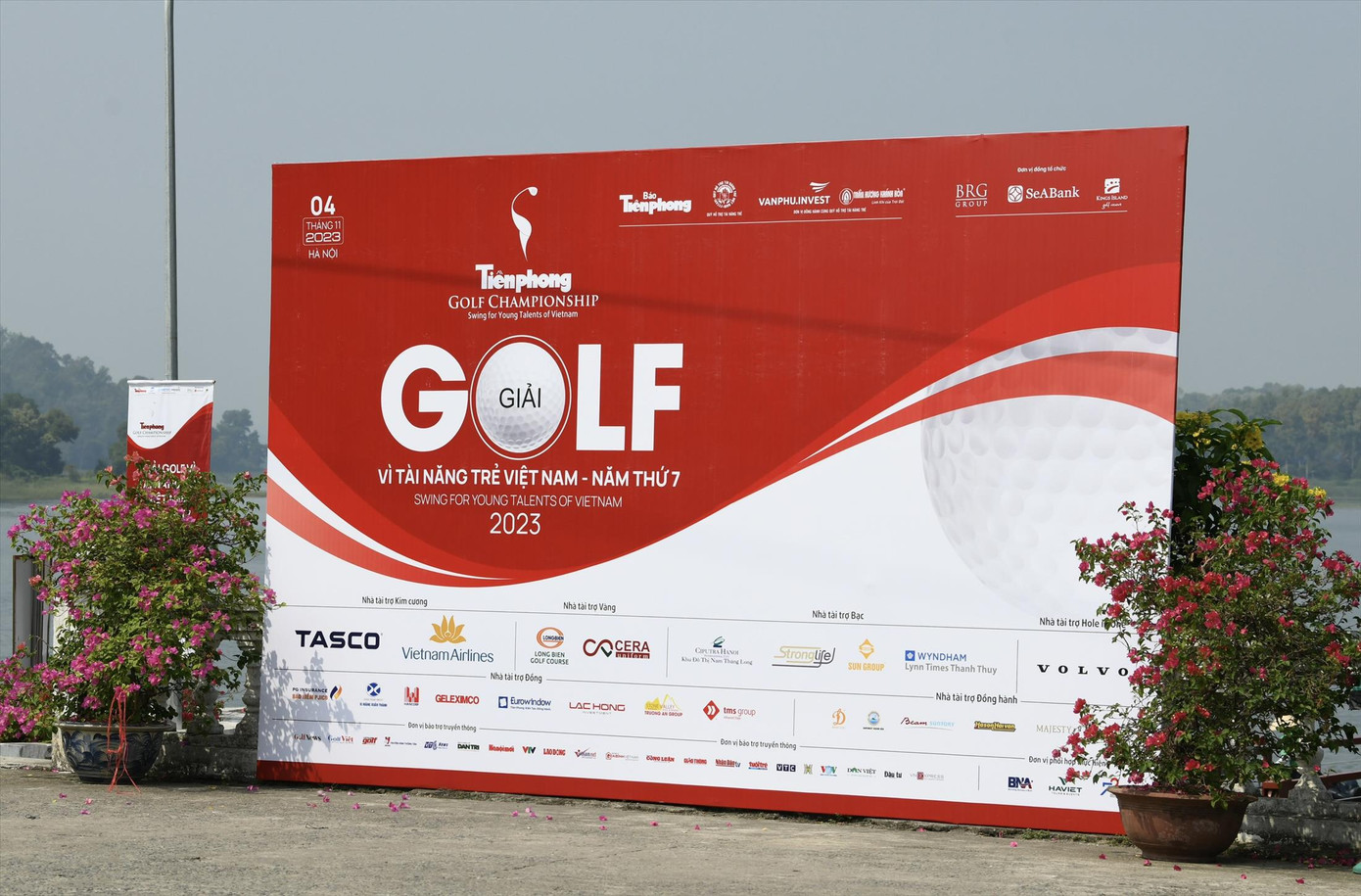 Đường dẫn vào BRG Kings’ Island Golf Resort rực rỡ bởi những băng rôn của giải đấu. Ảnh: Như Ý