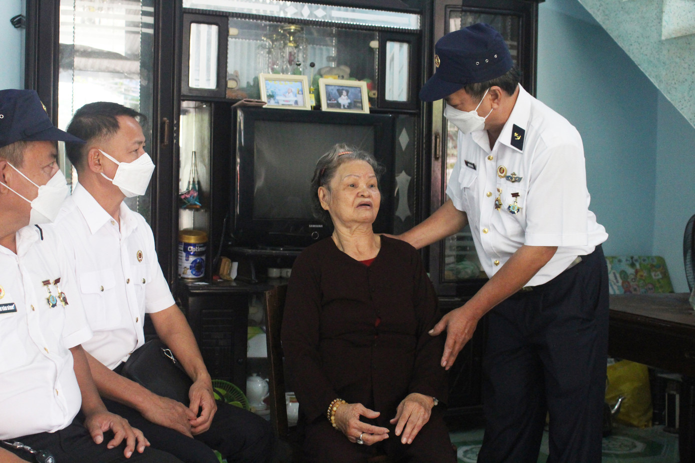 Mẹ Lan yên tâm trong ngôi nhà kiên cố và được đồng đội của con thường xuyên thăm hỏi. Ảnh: Giang Thanh