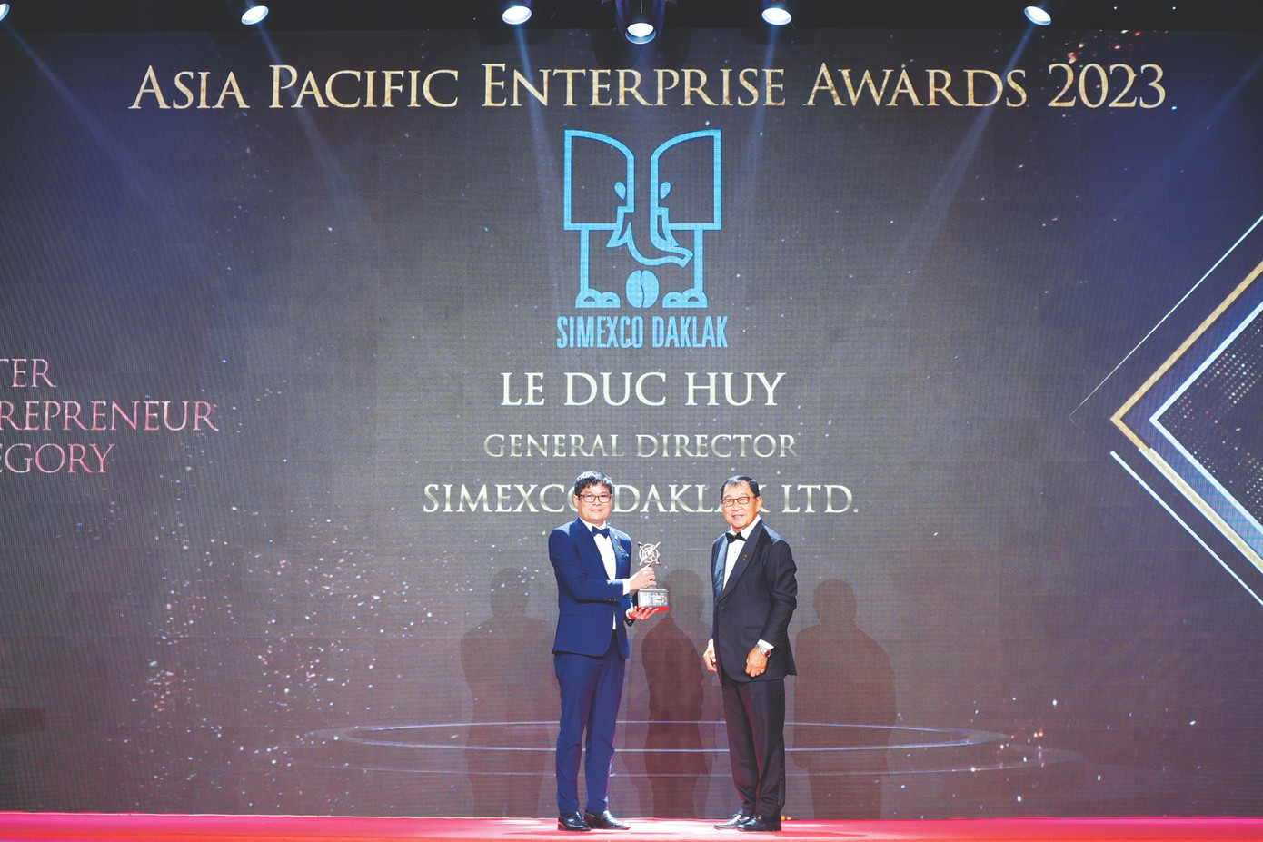 Ông Lê Đức Huy - Tổng Giám đốc Simexco DakLak nhận giải “Doanh nhân xuất sắc châu Á - Master Entrepreneur Award 2023”