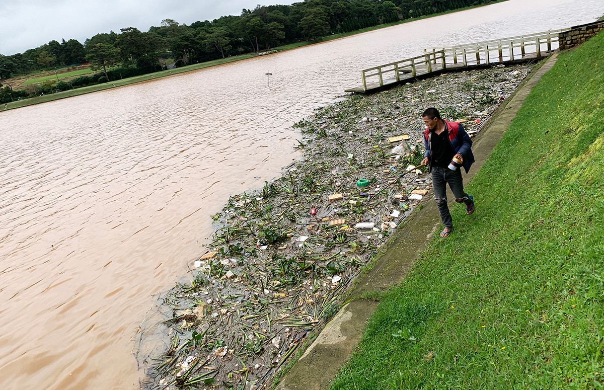 Rác nổi lềnh bềnh trên hồ Xuân Hương sau cơn mưa lớn