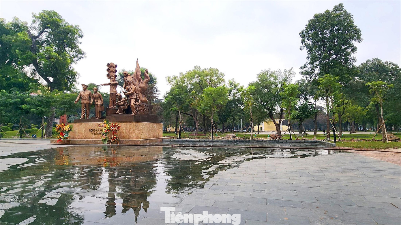 Công viên Thống Nhất đối mặt với nhiều vấn đề về quản lý sau khi hạ hàng rào. Ảnh: Trọng Quân Công viên Thống Nhất đối mặt với nhiều vấn đề về quản lý sau khi hạ hàng rào. Ảnh: Trọng Quân