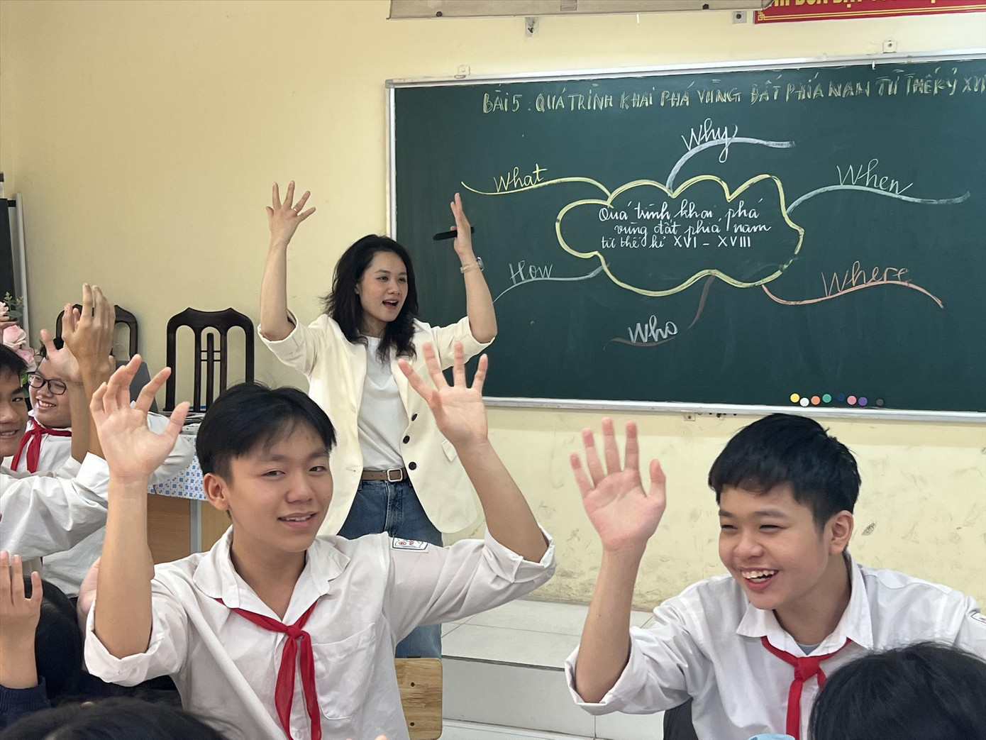 Cô trò lớp 8A1 trong giờ học Lịch sử vui nhộn Cô trò lớp 8A1 trong giờ học Lịch sử vui nhộn