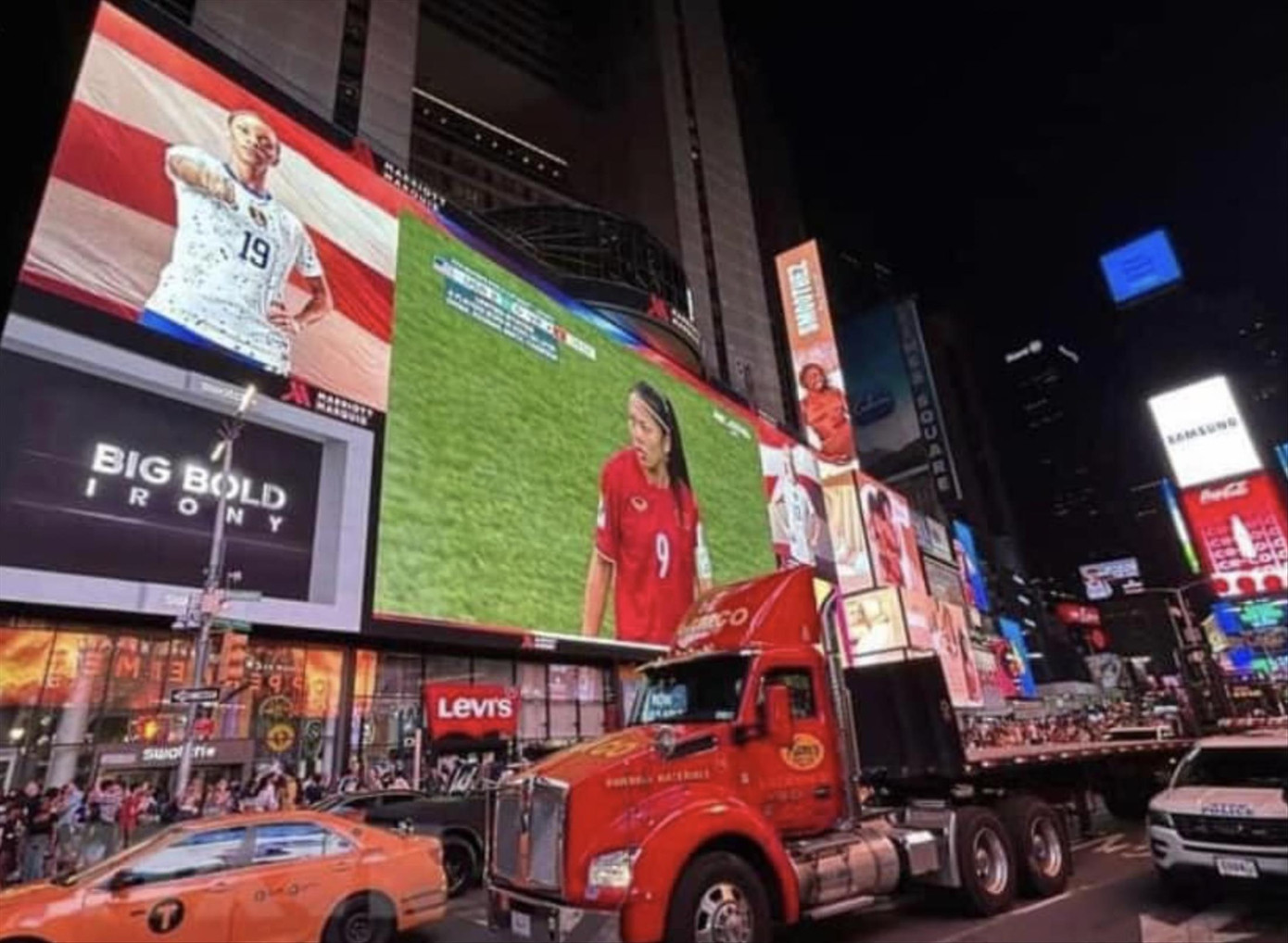 Hình ảnh trận đấu giữa tuyển nữ Mỹ và nữ Việt Nam trên màn hình lớn tại quảng trường Thời đại. Ảnh: PT