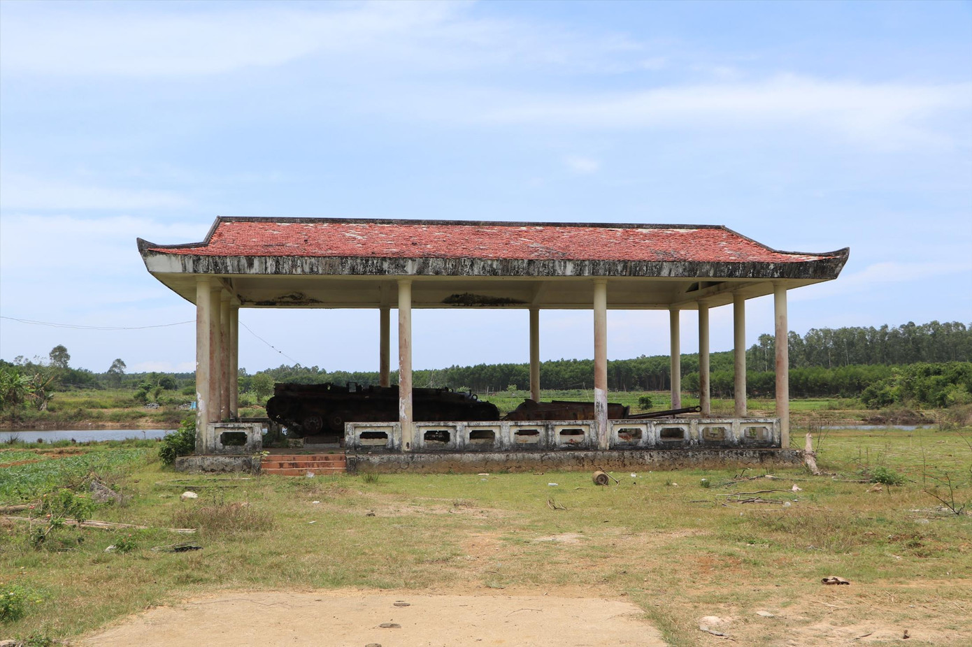 Xác xe tăng bên trong di tích chiến hào thép Lộc Tự đã hư hỏng, hoen rỉ. Ảnh: NN