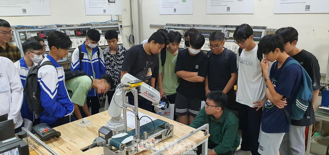 Làm quen với cánh tay robot tại Trường Điện - Điện tử Viễn thông, ĐH Bách khoa Hà Nội. Ảnh: BK