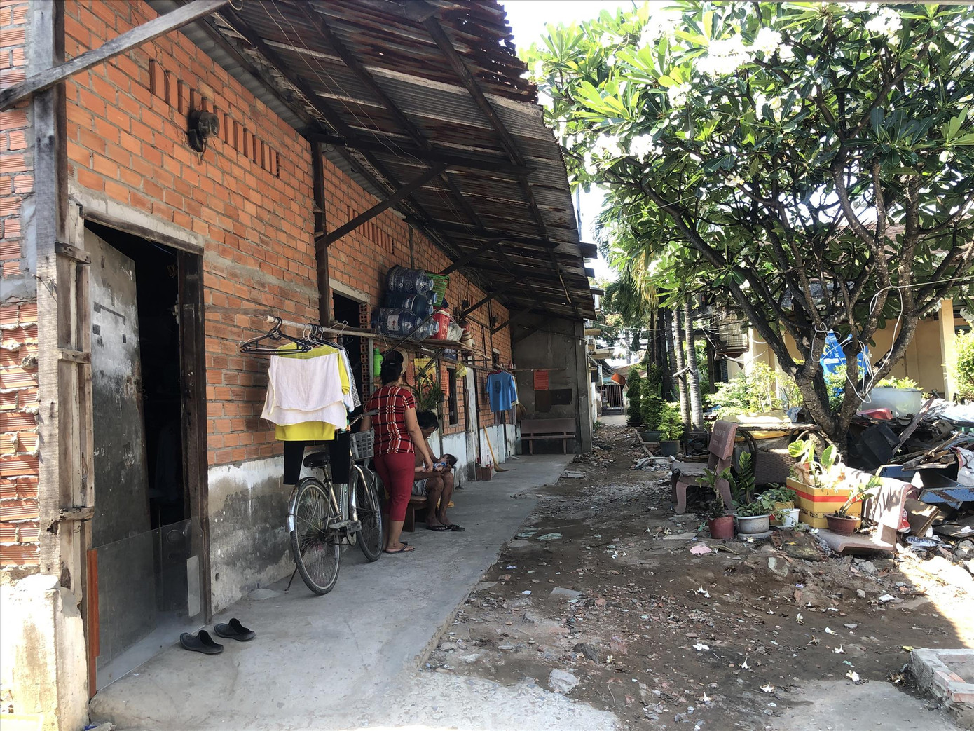 Nhiều dãy nhà trọ ở quận Bình Tân thưa vắng công nhân. Ảnh: U.P