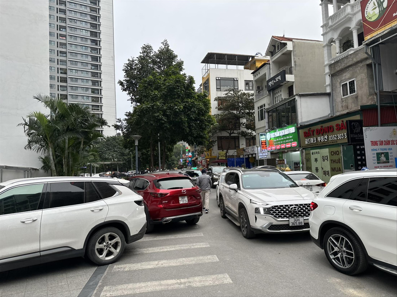 Ô tô của cư dân Goldmark City bị chặn không cho xuống hầm gửi xe. Ảnh: T.H Ô tô của cư dân Goldmark City bị chặn không cho xuống hầm gửi xe. Ảnh: T.H