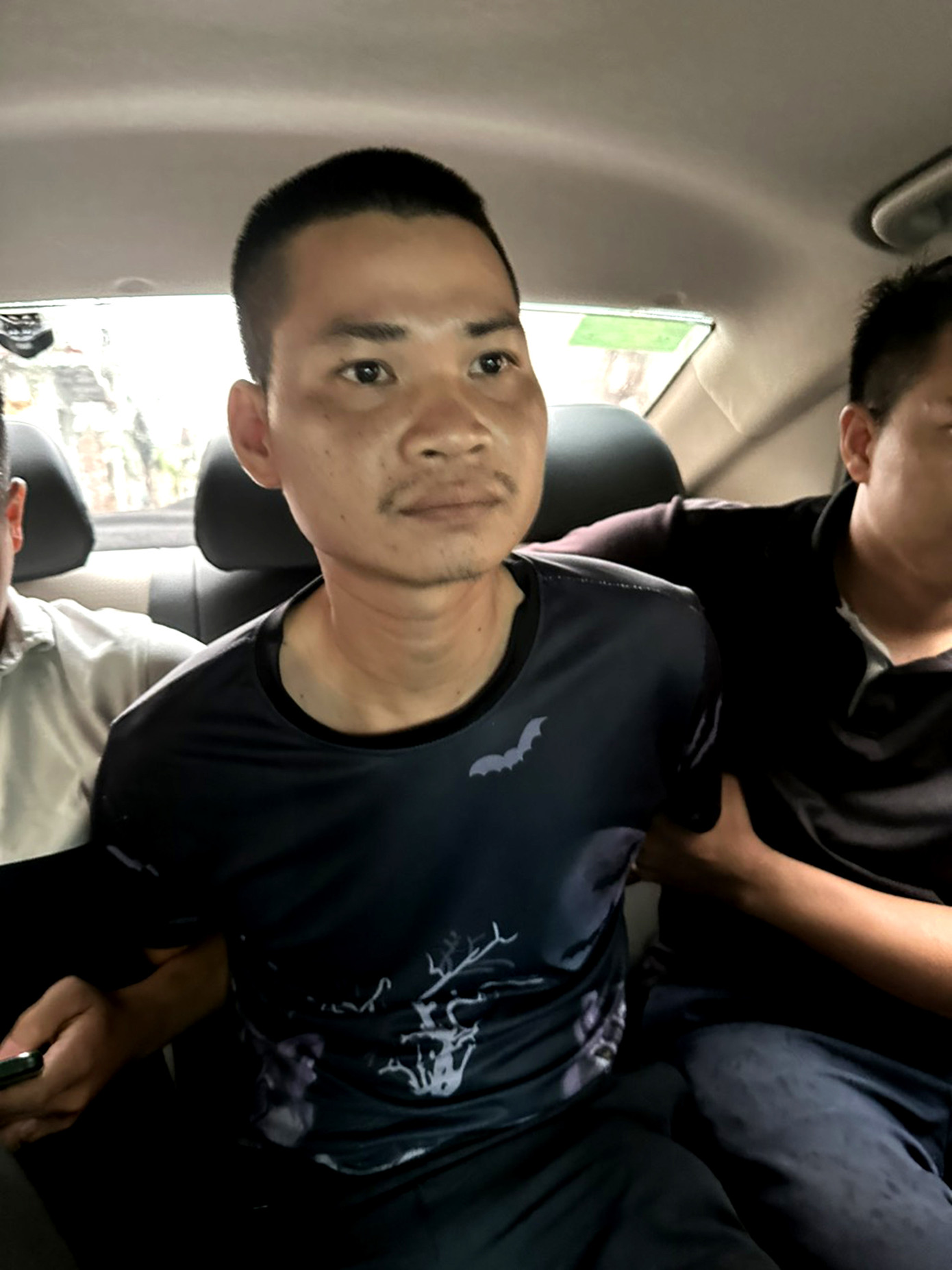 Đối tượng Lê Văn Công khi bị bắt giữ Đối tượng Lê Văn Công khi bị bắt giữ