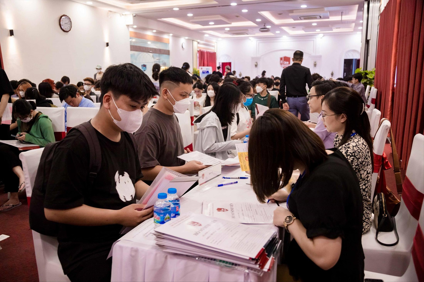 Sinh viên làm thủ tục nhập học năm học mới 2023 - 2024