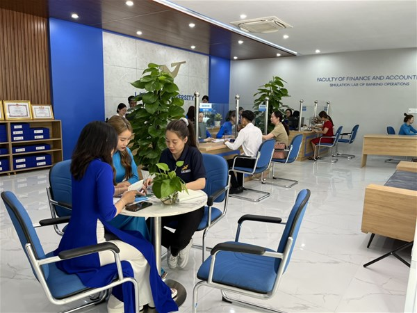 Các doanh nghiệp luôn đồng hành cùng với nhà trường trong việc tạo điều kiện tốt nhất cho sinh viên học tập. Trong ảnh là sinh viên thực hành nghiệp vụ Ngân hàng trong phòng thực hành được Ngân hàng ACB CN Đồng Nai tài trợ Các doanh nghiệp luôn đồng hành cùng với nhà trường trong việc tạo điều kiện tốt nhất cho sinh viên học tập. Trong ảnh là sinh viên thực hành nghiệp vụ Ngân hàng trong phòng thực hành được Ngân hàng ACB CN Đồng Nai tài trợ