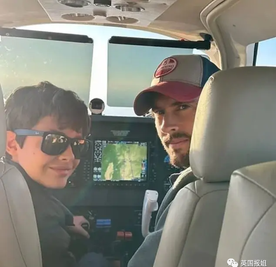 Hai cha con Garon Maia và Francisco Maia trên máy bay trước lúc lâm nạn