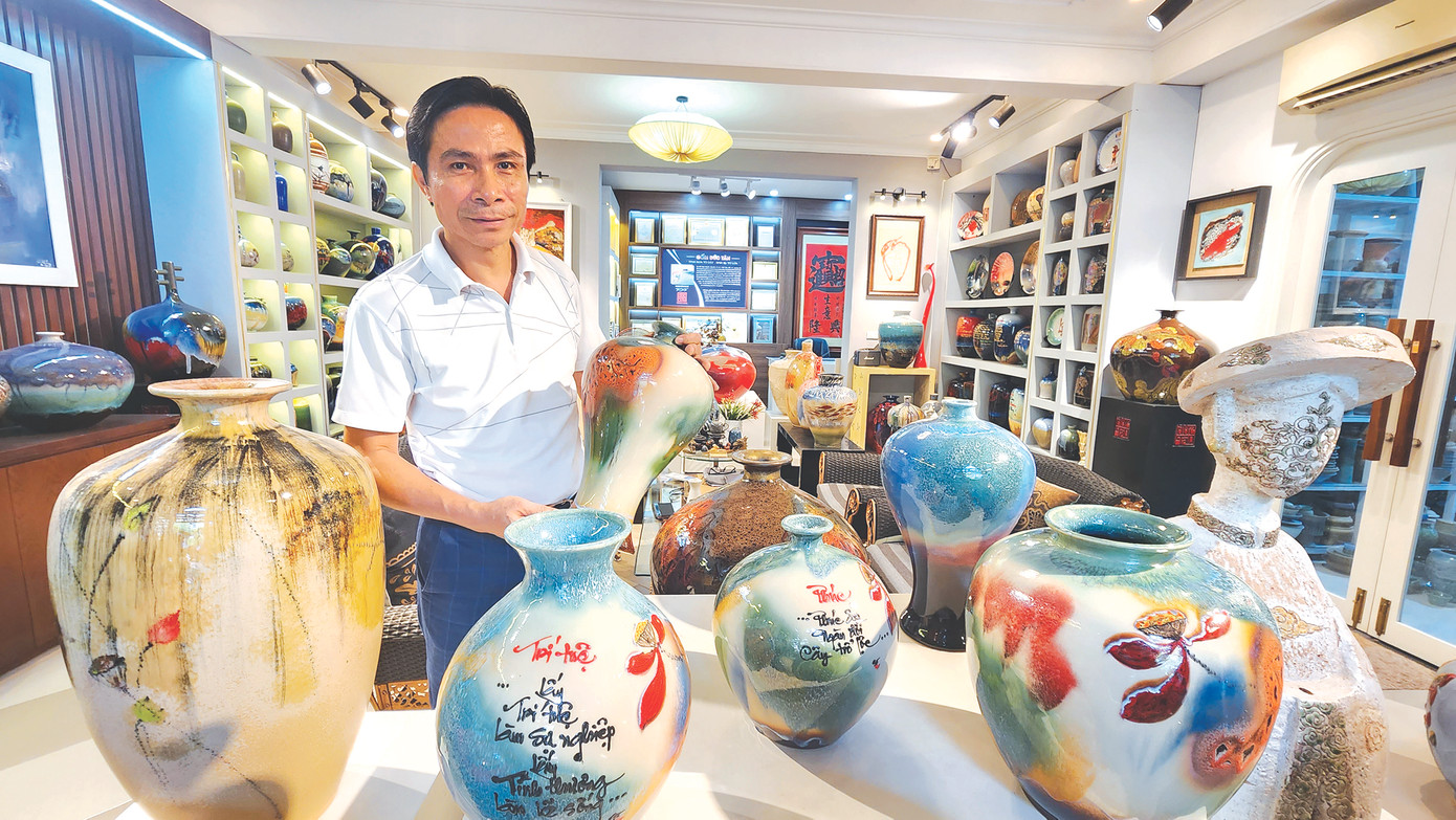 Nghệ nhân Trần Đức Tân bên bộ gốm men suối ngọc Nghệ nhân Trần Đức Tân bên bộ gốm men suối ngọc