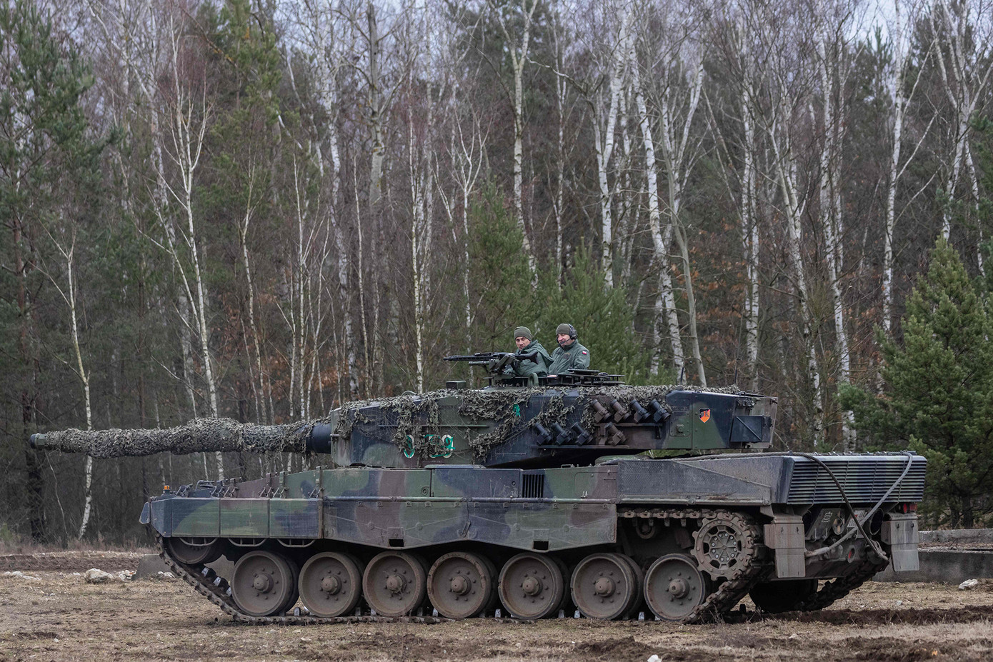 Ngày 24/2, Bộ Quốc phòng Ba Lan tuyên bố, lô xe tăng Leopard 2 đầu tiên từ Ba Lan đã đến Ukraine (trong ảnh là binh sĩ Ba Lan và Ukraine tham gia huấn luyện trên Leopard 2 ngày 13/2). Ảnh: Getty Images