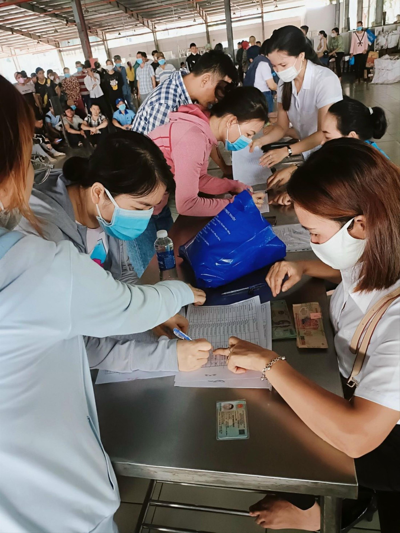 Người lao động hoãn hợp đồng nhận tiền hỗ trợ. ảnh: H.C