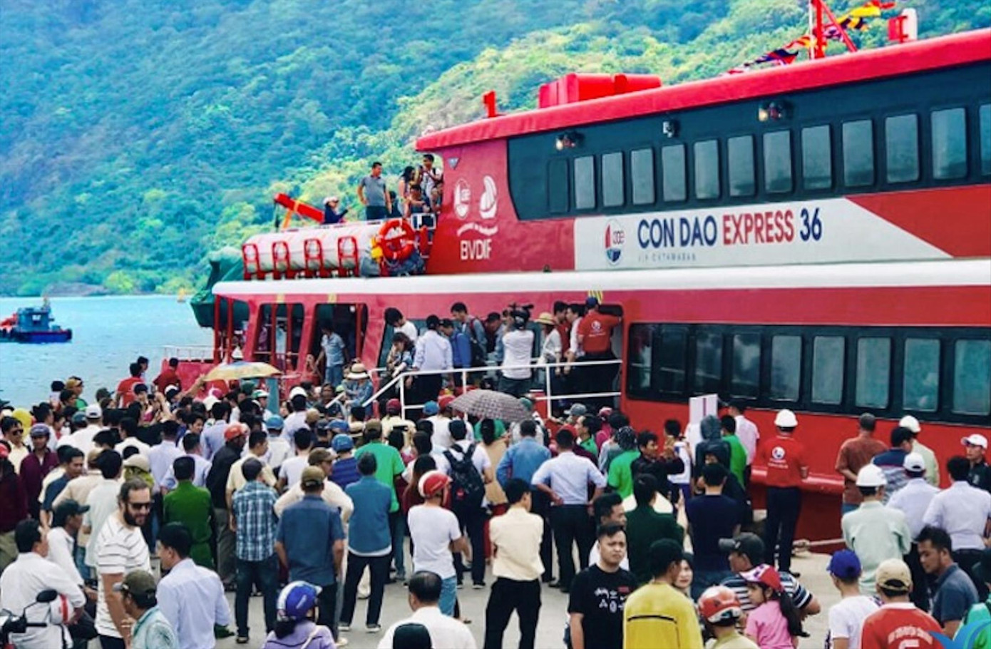 Giá vé máy bay cao, nhiều khách chọn đi tàu cao tốc