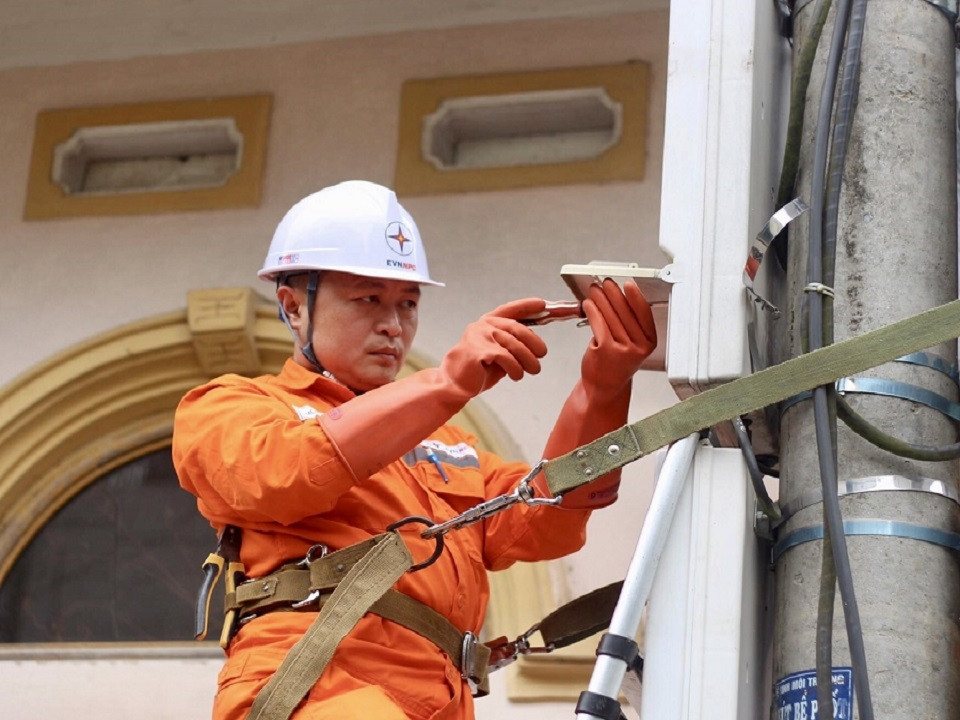 Công nhân ngành điện ở Văn Lãng (Lạng Sơn) thay thế công tơ điện