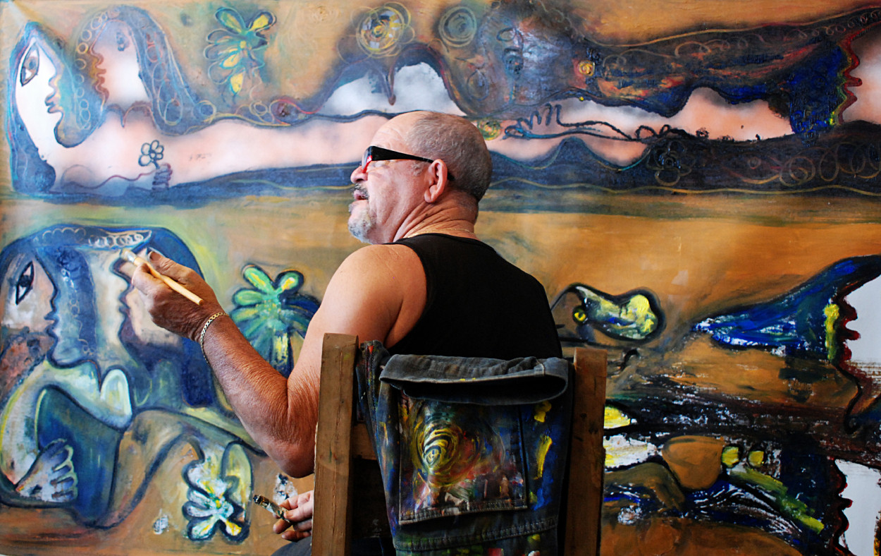 Nghệ sĩ José Antonio Rodríguez Fuster đang sáng tác