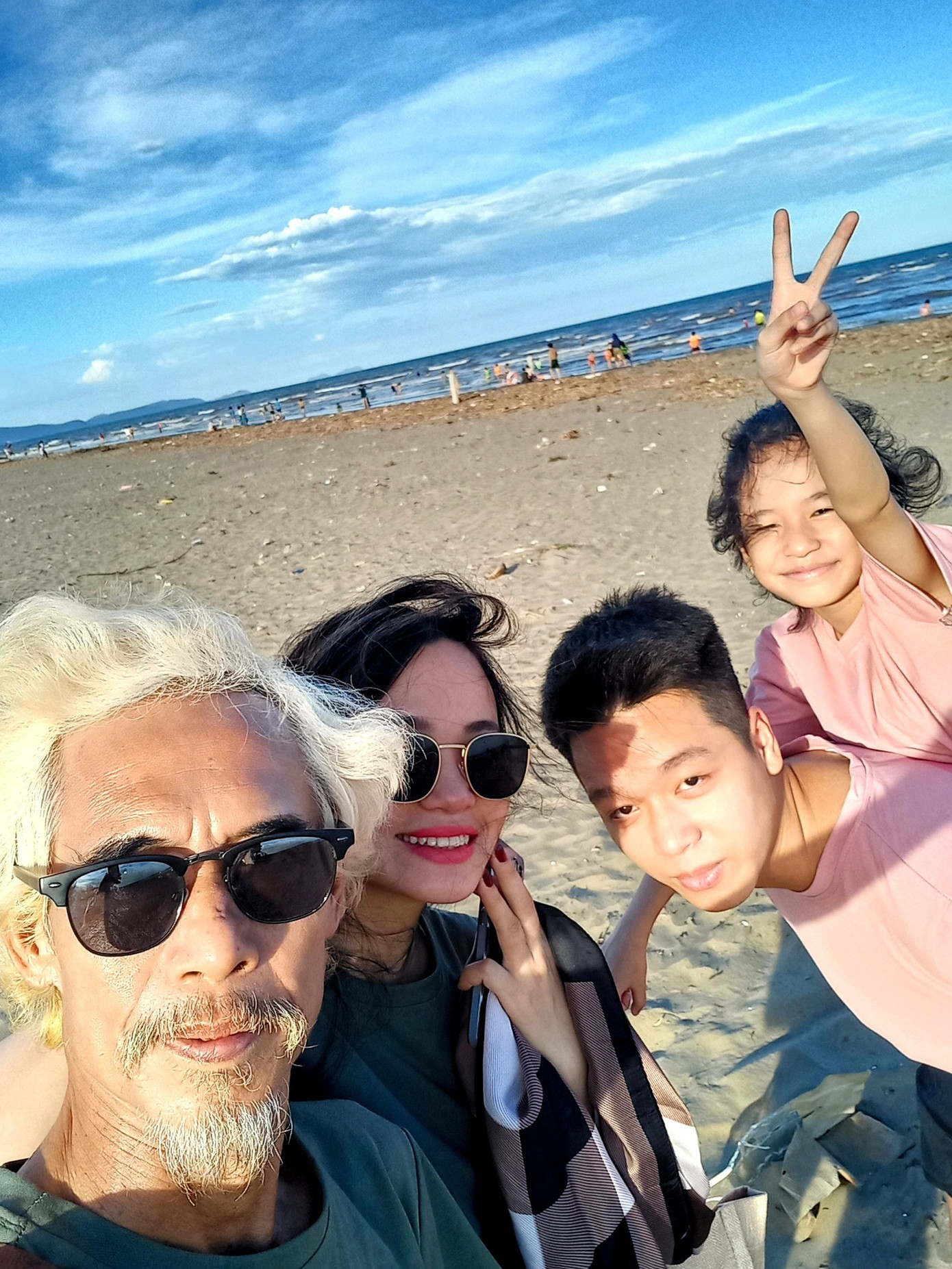 Facebook của nam nghệ sĩ thường xuyên chia sẻ những khoảnh khắc hạnh phúc bên gia đình nhỏ Facebook của nam nghệ sĩ thường xuyên chia sẻ những khoảnh khắc hạnh phúc bên gia đình nhỏ