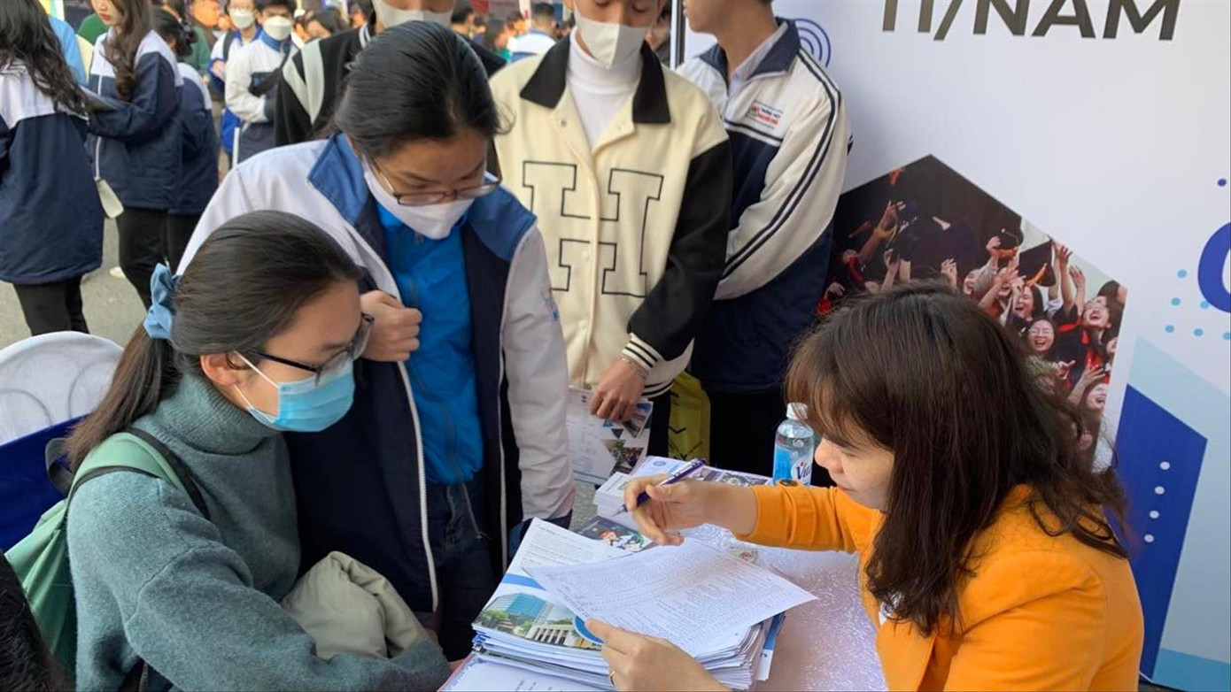 Các kỳ thi riêng đang khiến nhiều thí sinh bối rối. Ảnh: Nghiêm Huê. Các kỳ thi riêng đang khiến nhiều thí sinh bối rối. Ảnh: Nghiêm Huê.